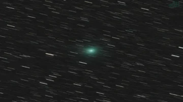 تصوير المذنبين اللامعين فوق صحراء الإمارات يوثق ظاهرة نادرة في السماء